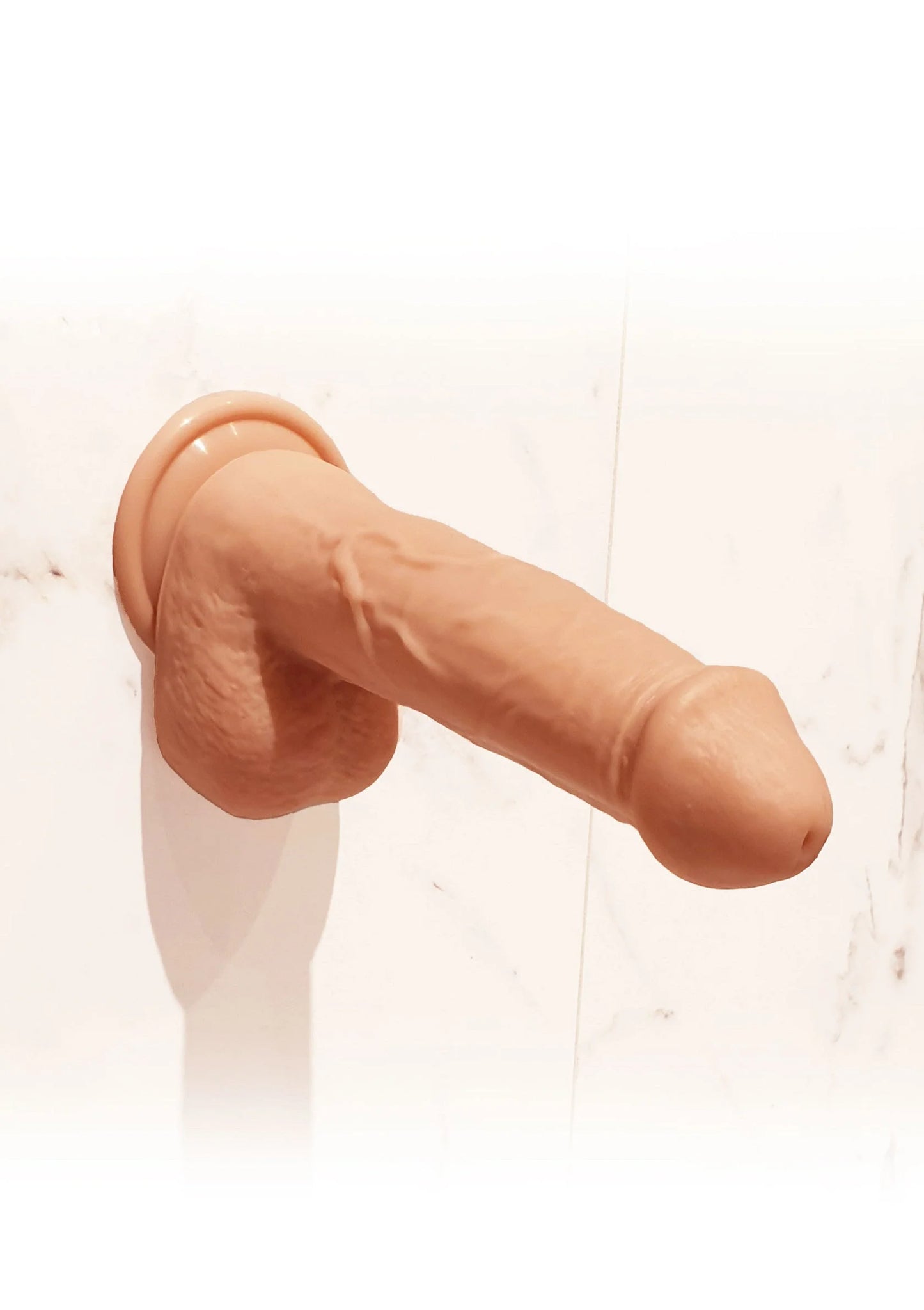 Naaktkleurige siliconen dildo met brede zuignapvoet