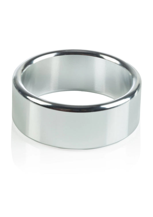 Zilverkleurige metalen ring met glad, glanzend oppervlak en brede band