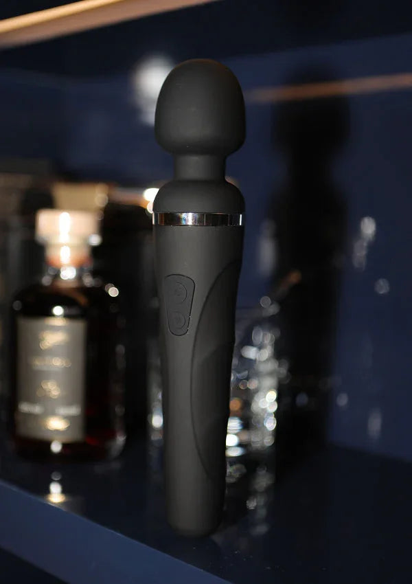 Zwarte handheld vibrerende massagevibrator met ronde kop en zilveren kraag