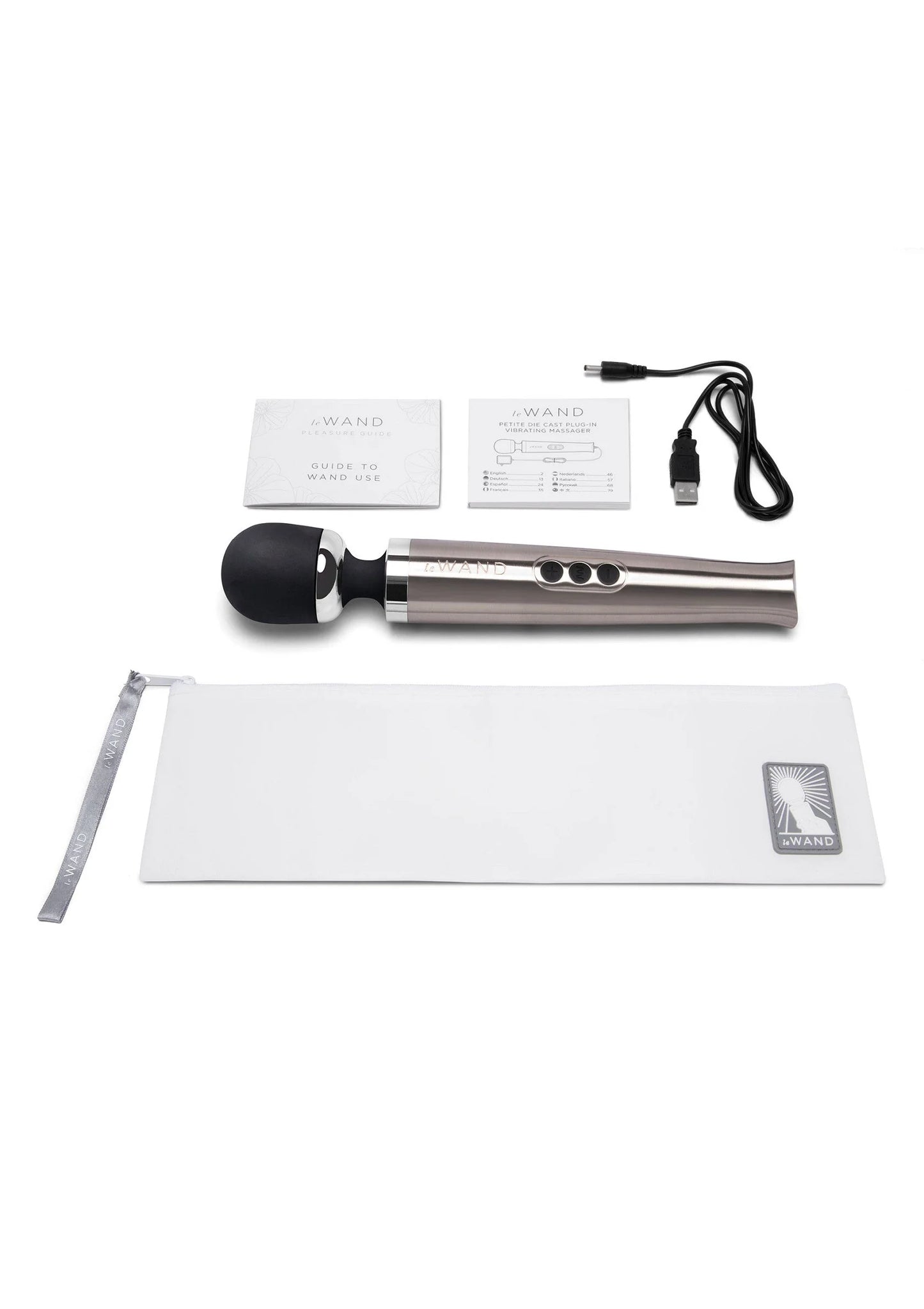 Oplaadbare vibrerende massager van Le Wand, zilver met zwarte kop, kabel en witte draaghoes.