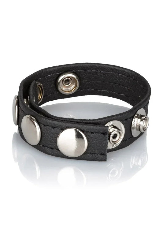 Zwarte lederen armband met meerdere metalen drukknoppen en ronde schijven aan de band
