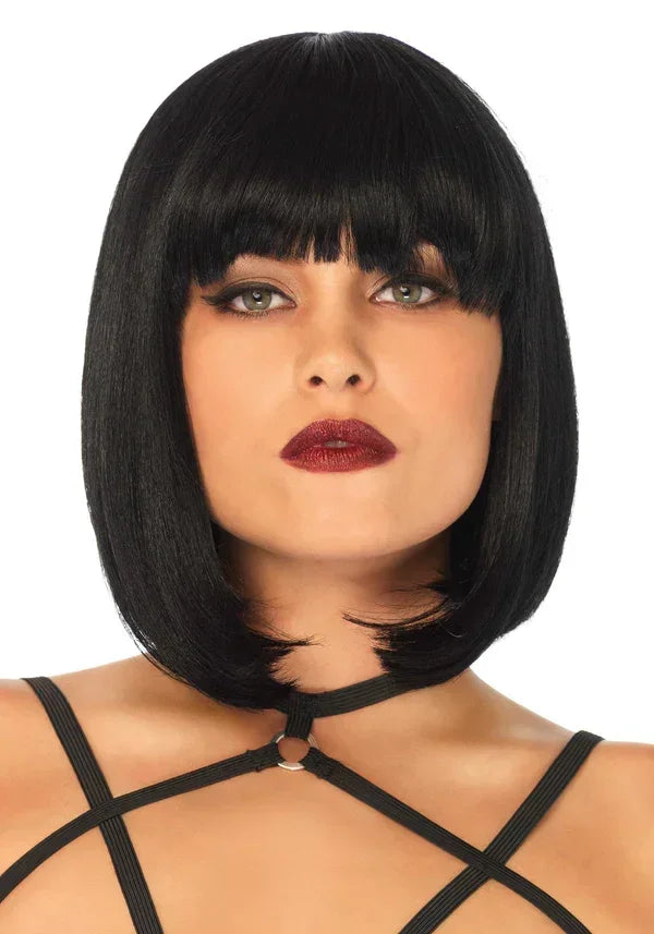 Korte zwarte bobpruik met rechte pony en gladde coupe tot op de kin