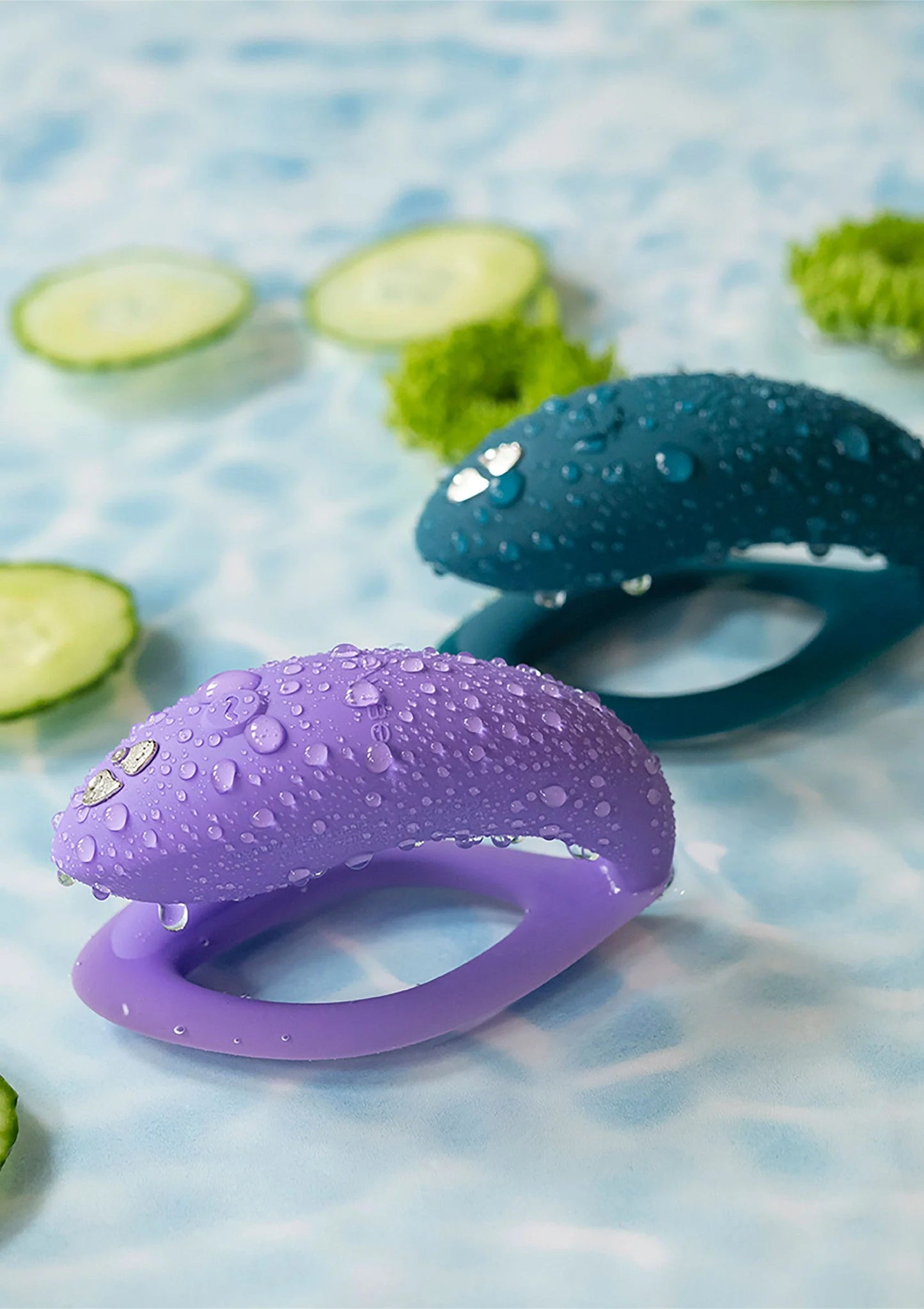 Paars en blauw O-vormige siliconen ringvibrator met druppels