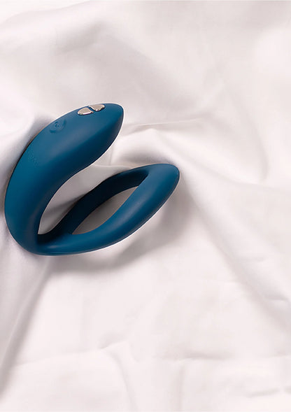 Blauwe O-vormige siliconen ringvibrator opgevouwen