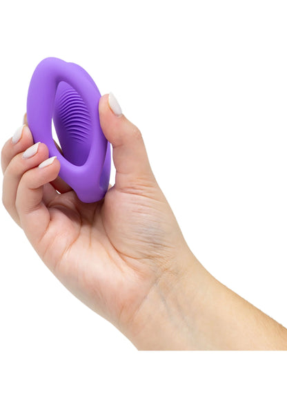 Paars trilring in hand met ribbels aan de binnenzijde