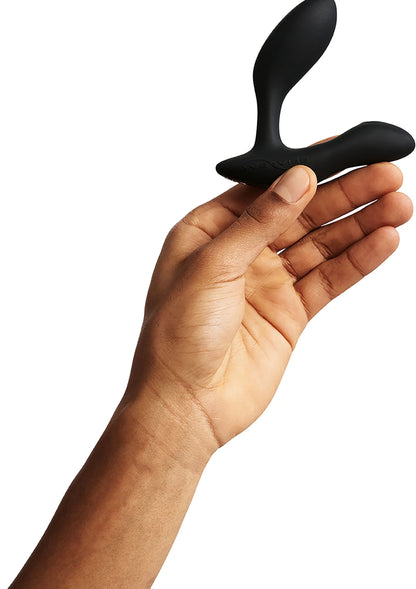 Vector + seksspeeltje van We-Vibe, zwarte plug vastgehouden op hand