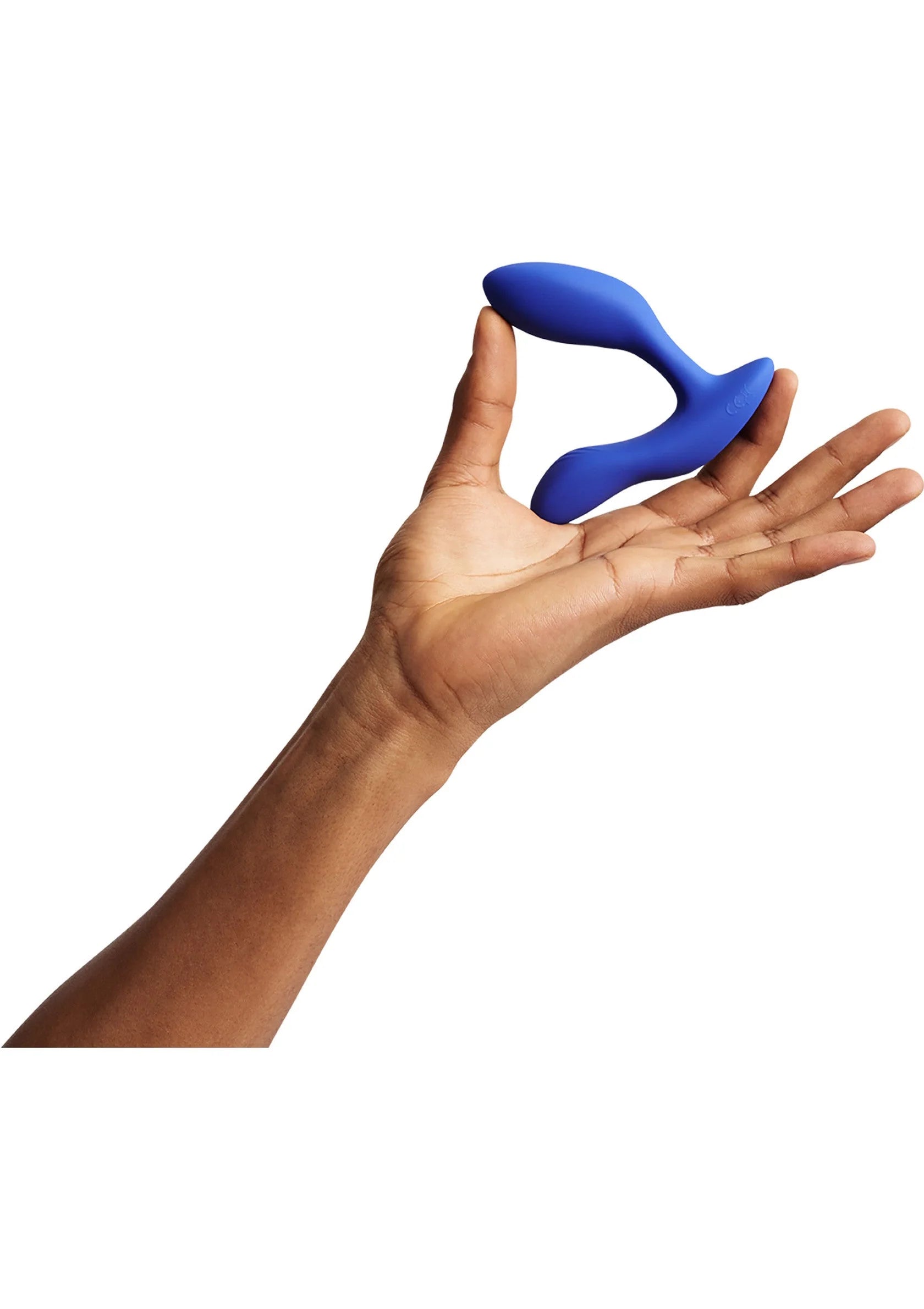 Marineblauwe We-Vibe Vector + vibrerende plug in hand, gebogen uiteinde zichtbaar.