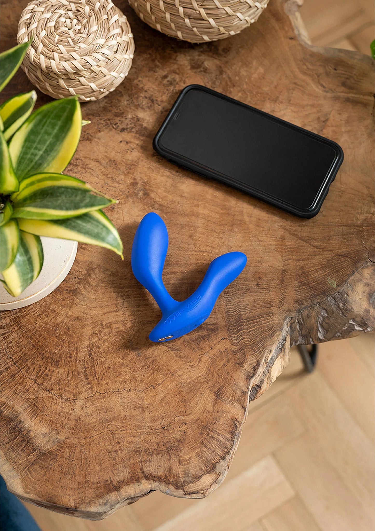 Marineblauwe We-Vibe Vector + vibrerende plug met gebogen vorm op oppervlak.