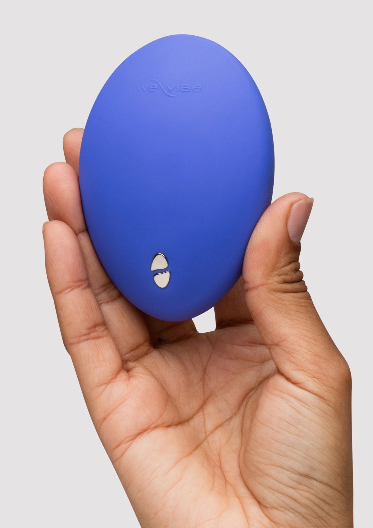 blauwe ovale vibrator met weVibe-opdruk op achterzijde, in hand