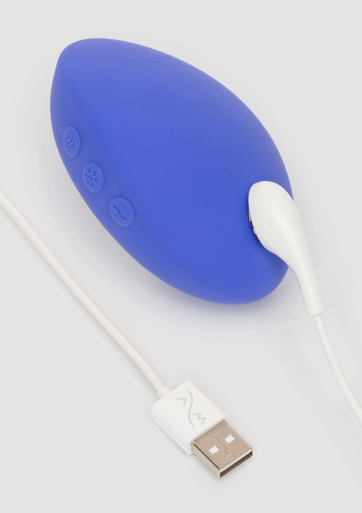 blauwe vibrator met witte USB-kabel voor opladen, opstelling