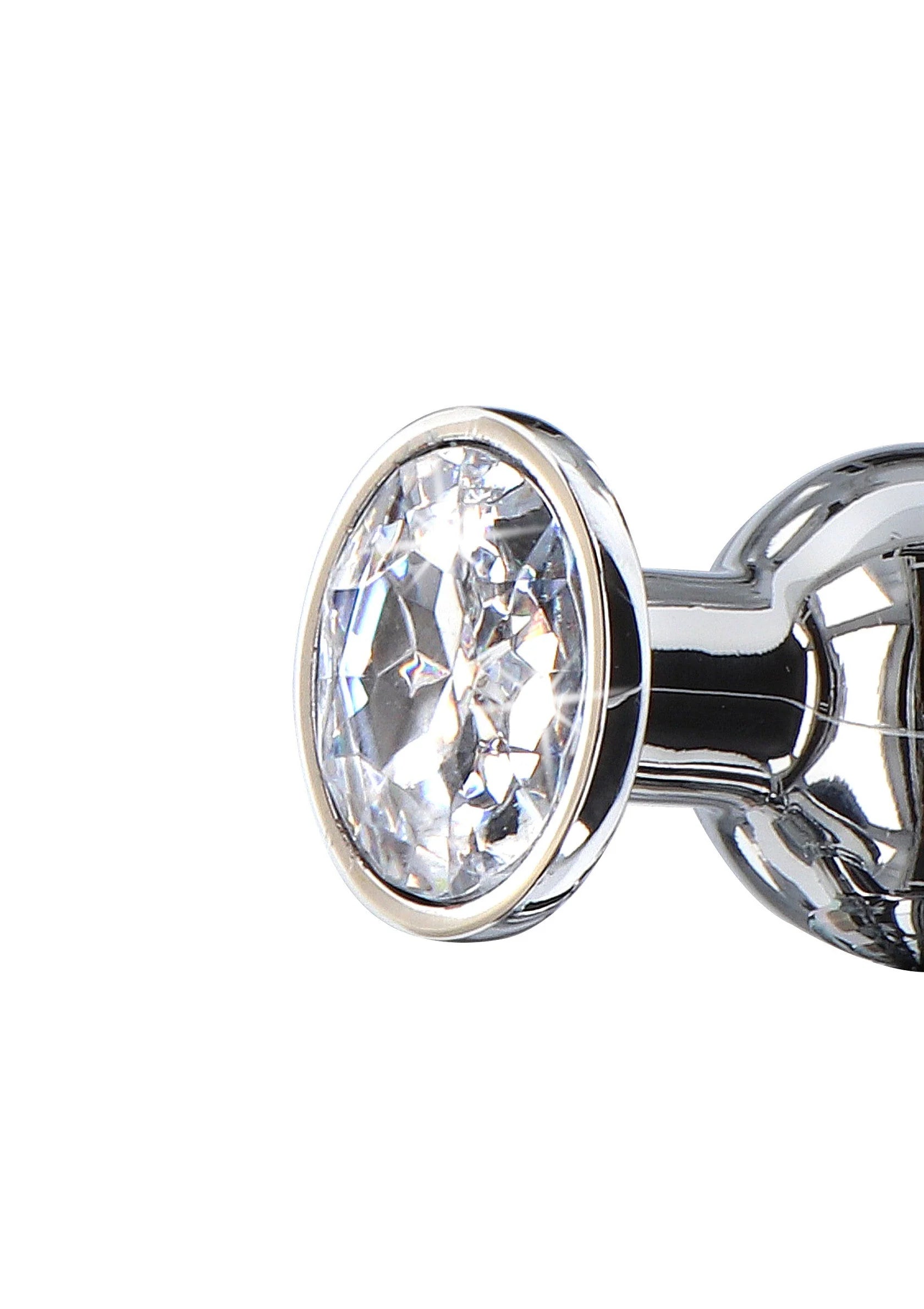 Close-up van anale plug met ovale diamantsteen in zilveren rand