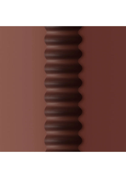 Close-up van de geribbelde rand van een bruine mondhuls
