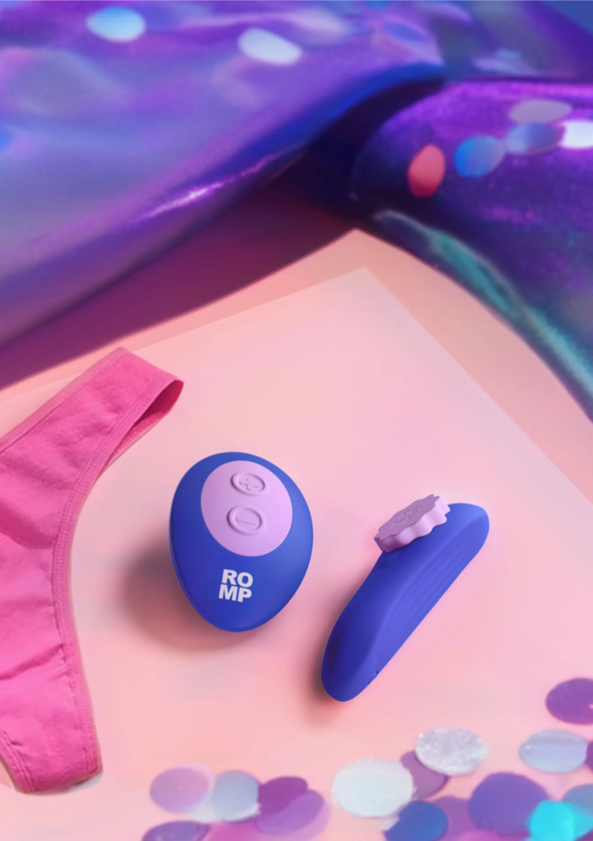 Blauwe RO MP vibrator met roze knop op textiel