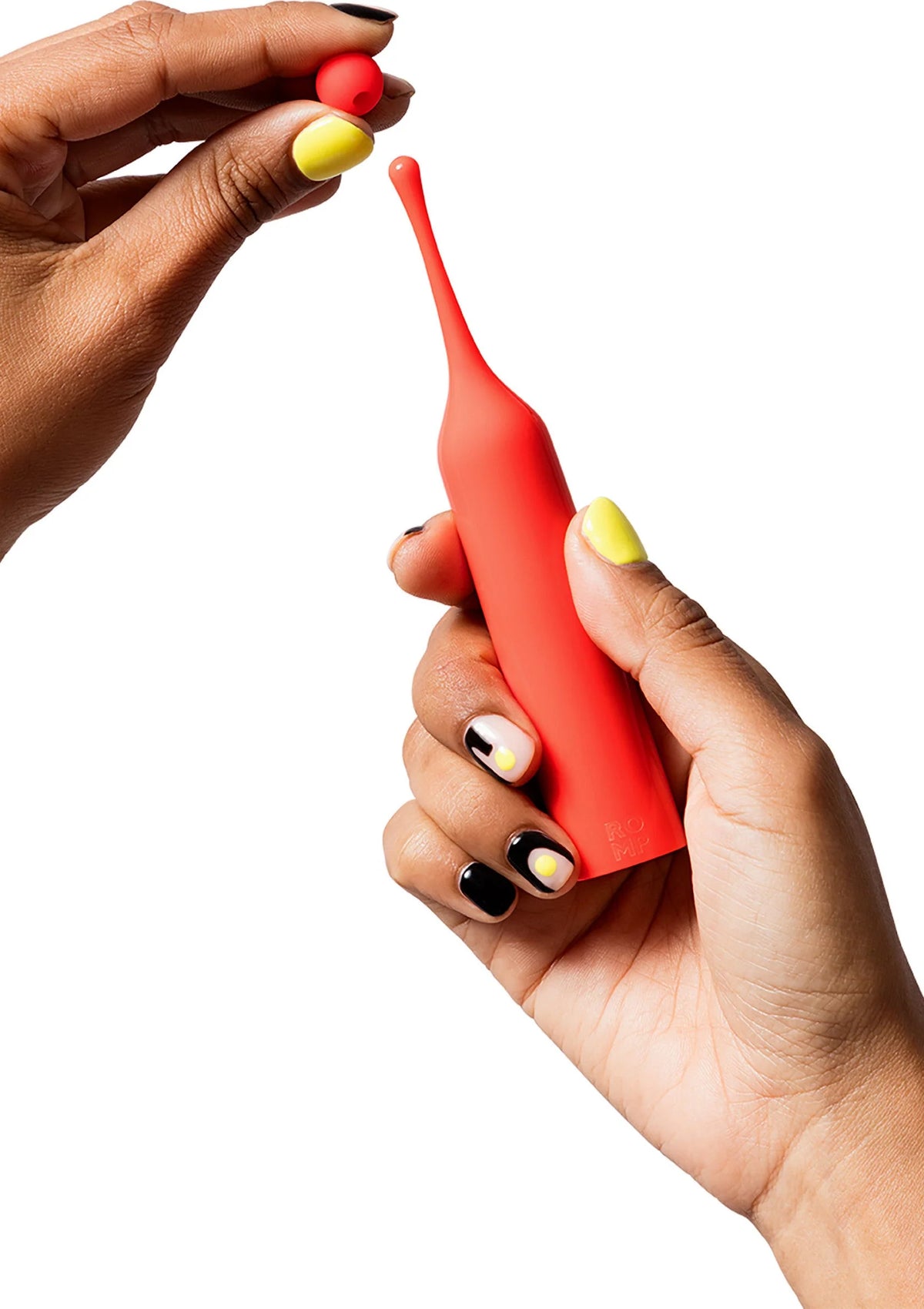Rode Romp-vibrator met ronde kop, vastgehouden door twee handen