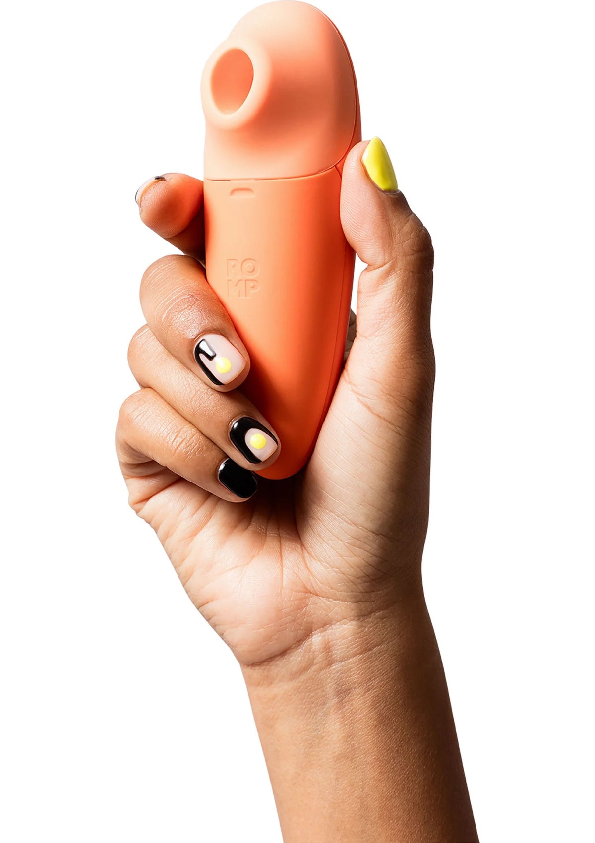 Hand die een oranje stimulatieapparaat vasthoudt met ronde opening bovenaan