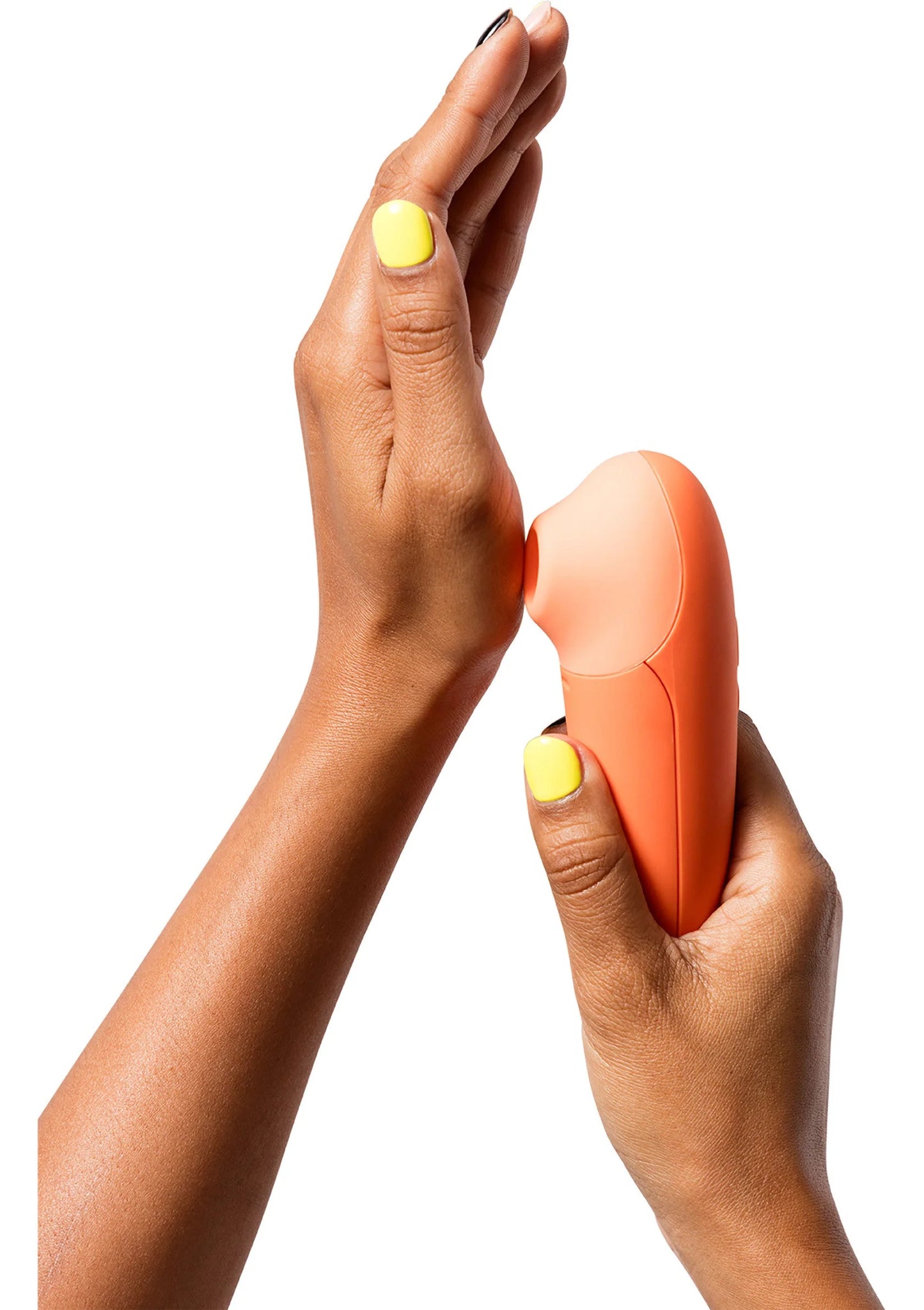 Oranje handheld massager met ronde kop, vastgehouden in twee handen