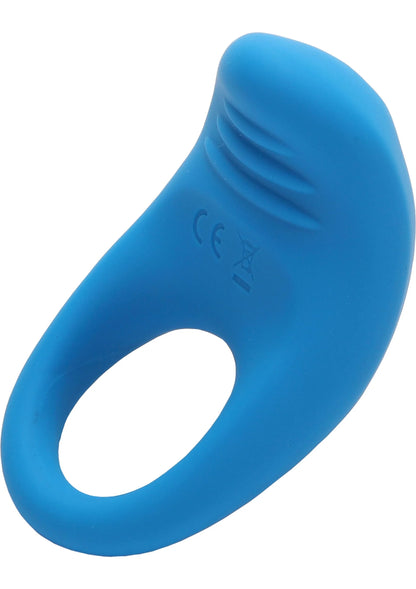Vibrerende cockring blauw met ovale opening, close-up schuin van boven