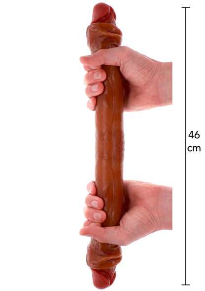 Siliconen dubbel-dildo van bruin, 46 cm, in handen met zichtbare textuur.