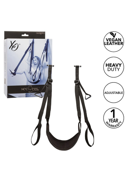 Zwarte seksswing set in verpakking met labels vegan leather, heavy duty, verstelbaar en 1 jaar