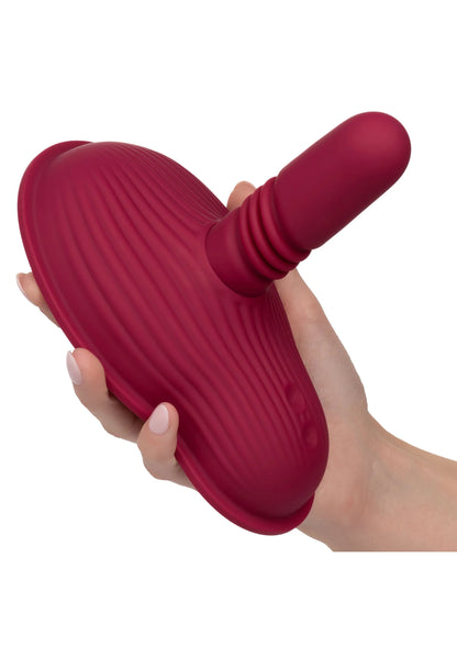 Rode silicone vibrator met ribbeltextuur en opstaande opzet met uitstulpingen