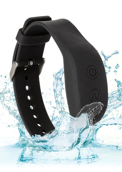 Zwart polsband met afstandsbediening en bedienknoppen; siliconen band met gespsluiting.