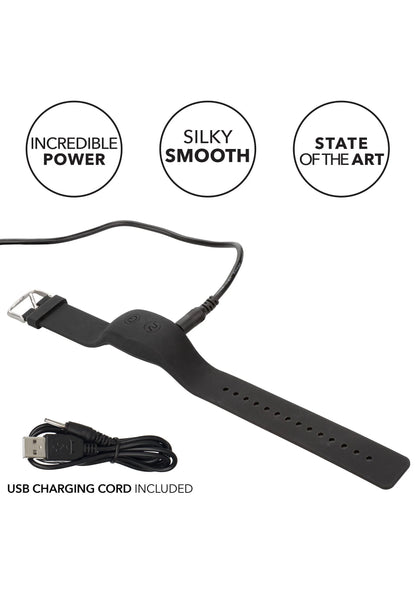 Zwart polsband met afstandsbediening en USB-oplaadkabel; knoppen op de band.
