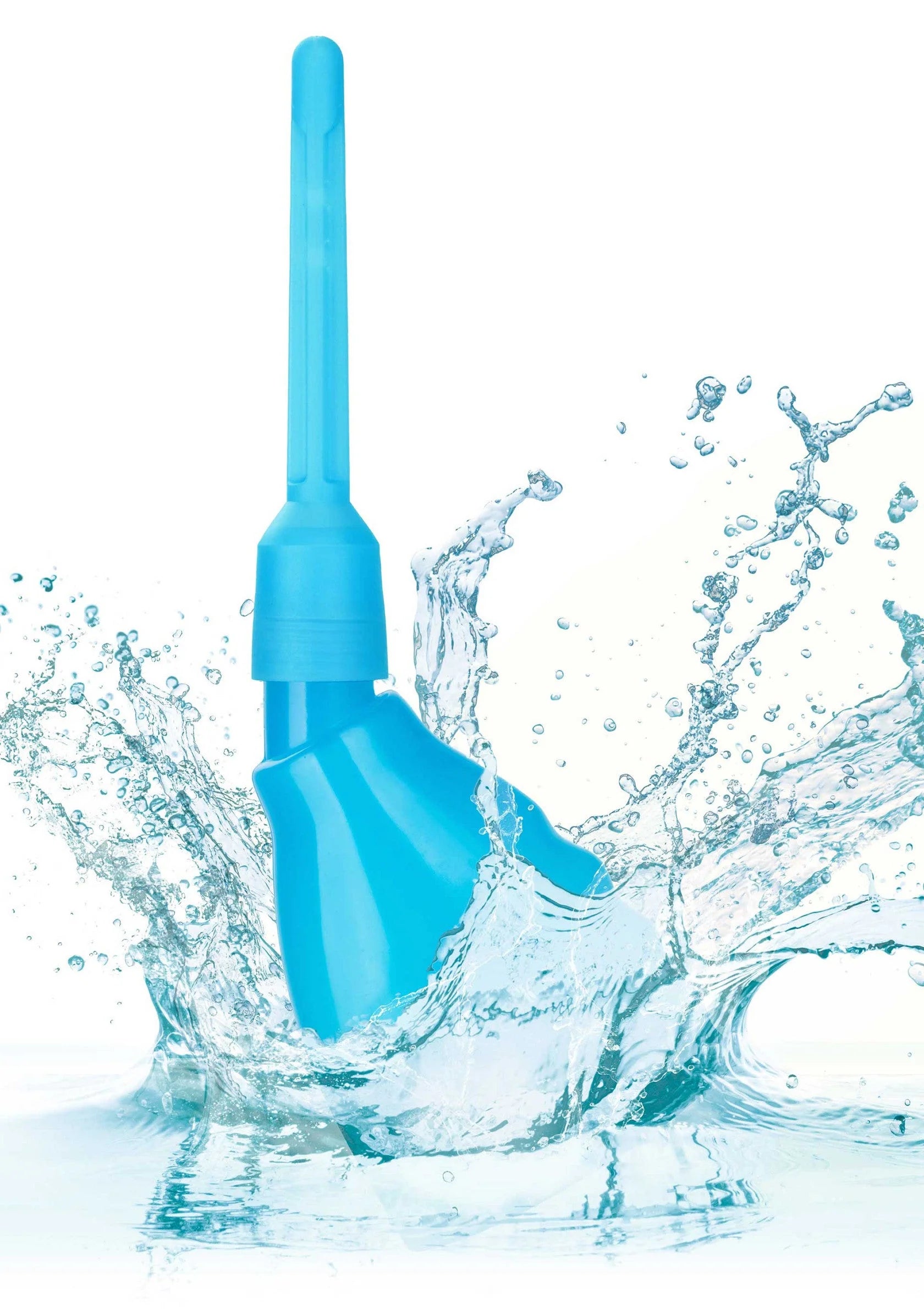 Blauwe douchefles met spuitend water, losse opzetnozzle zichtbaar