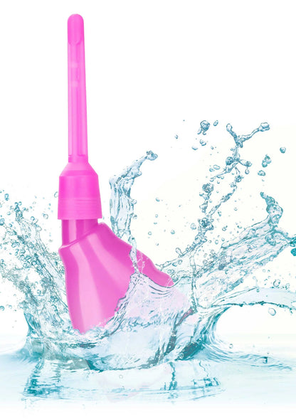 Roze douche-apparaat met tuit en kegelvormige fles, met water spatten op de achtergrond