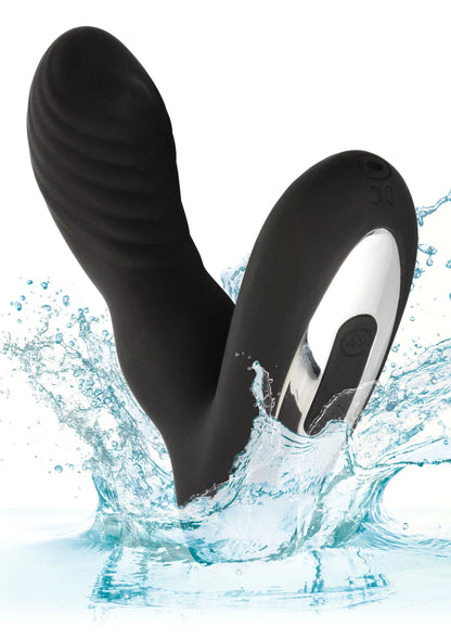 Zwarte Eclipse rollerball-probe vibrator met ovale bedieningszone, deels in water.