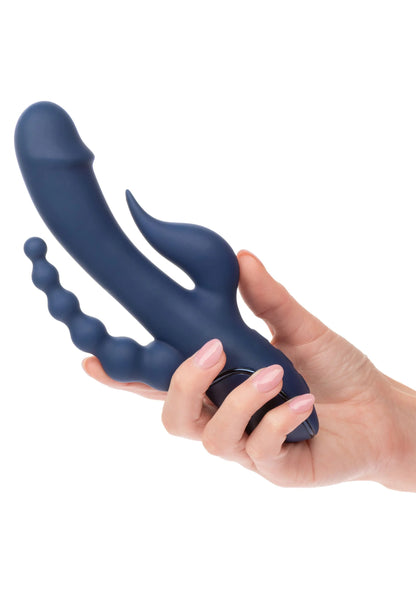 Blauwe driedubbele vibrator in hand vastgehouden, met kralenstaart en bedienknop