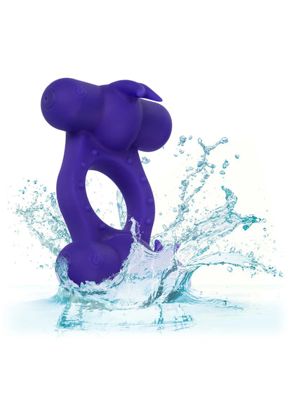 Paarse siliconen seksspeeltje onder water met spetterend water rondom de ring