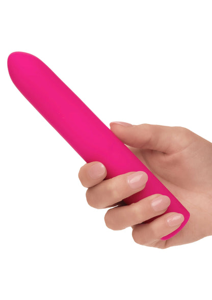 Roze vibrator vastgehouden in de hand; compacte, afgeronde cilinder