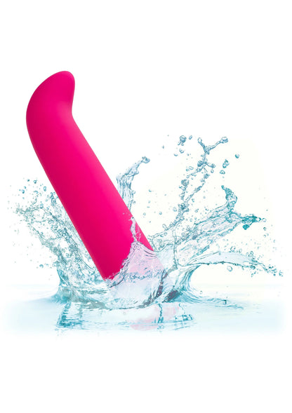 Roze vibrator in waterbestendige demonstratie, gebogen vorm van vloeibare siliconen.