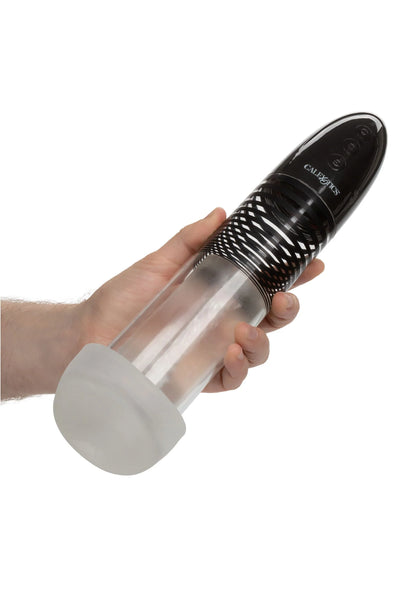 Automatische smart penis-pomp vastgehouden in hand, transparante cilinder met zwarte kop