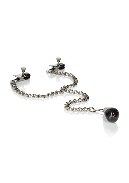 Gewogen tepelklemmen op ketting met twee metalen klemmen en zwart druppelgewicht, los liggend.