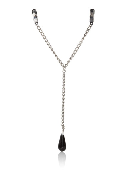 Gewogen tepelklemmen met twee klemmen, zilverkleurige ketting en zwart druppelgewicht aan de ketting.