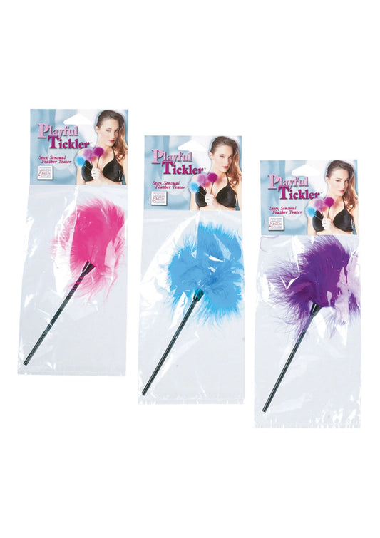 Veer-tickler speelgoed in verpakking, met steel en roze, blauw en paarse veren