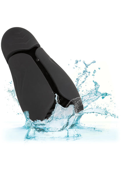 Zwarte handheld power-stroker met waterdruppels en spats tijdens gebruik