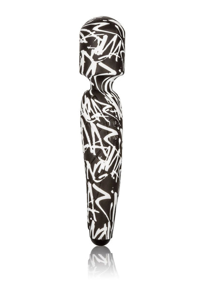 CalExotics Hype massager met zwart-wit graffiti motief, rechtopstaand