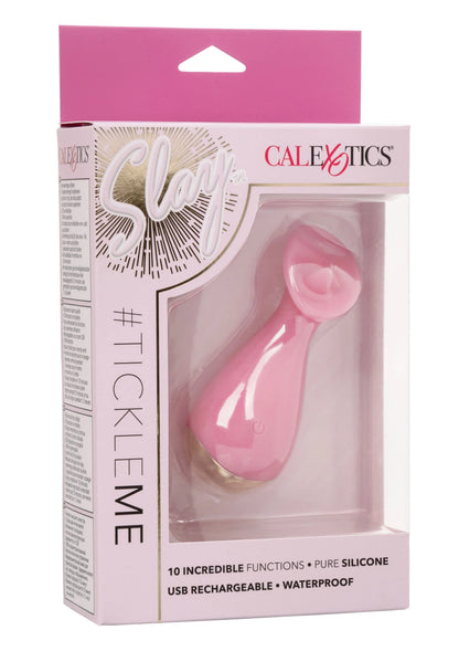 CalExotics Slay #TickleMe verpakking in roze met productfoto in doorzichtige venster