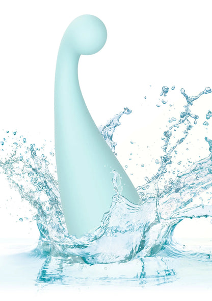 Lichtblauwe siliconen vibrator in plons met water, ronde kop en lange vorm