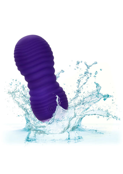 Paarse thrusting vibrator met ribbels met waterdruppels rond het toestel