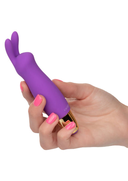 Paarse silicone vibrator in hand, met twee oortjes en metalen onderkant