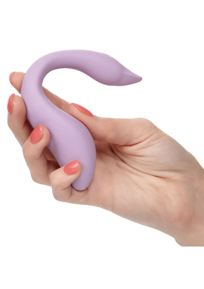 Paars flexibele vibrator vastgehouden in een hand