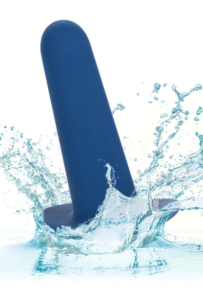Blauwe siliconen anal dilator met waterdruppels op het oppervlak