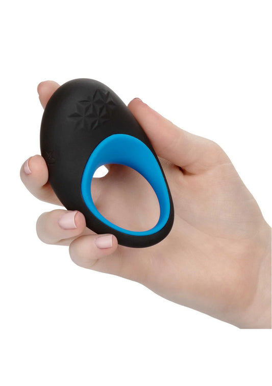 Vibrerende cockringtoestel zwart met blauwe ringrand, in hand