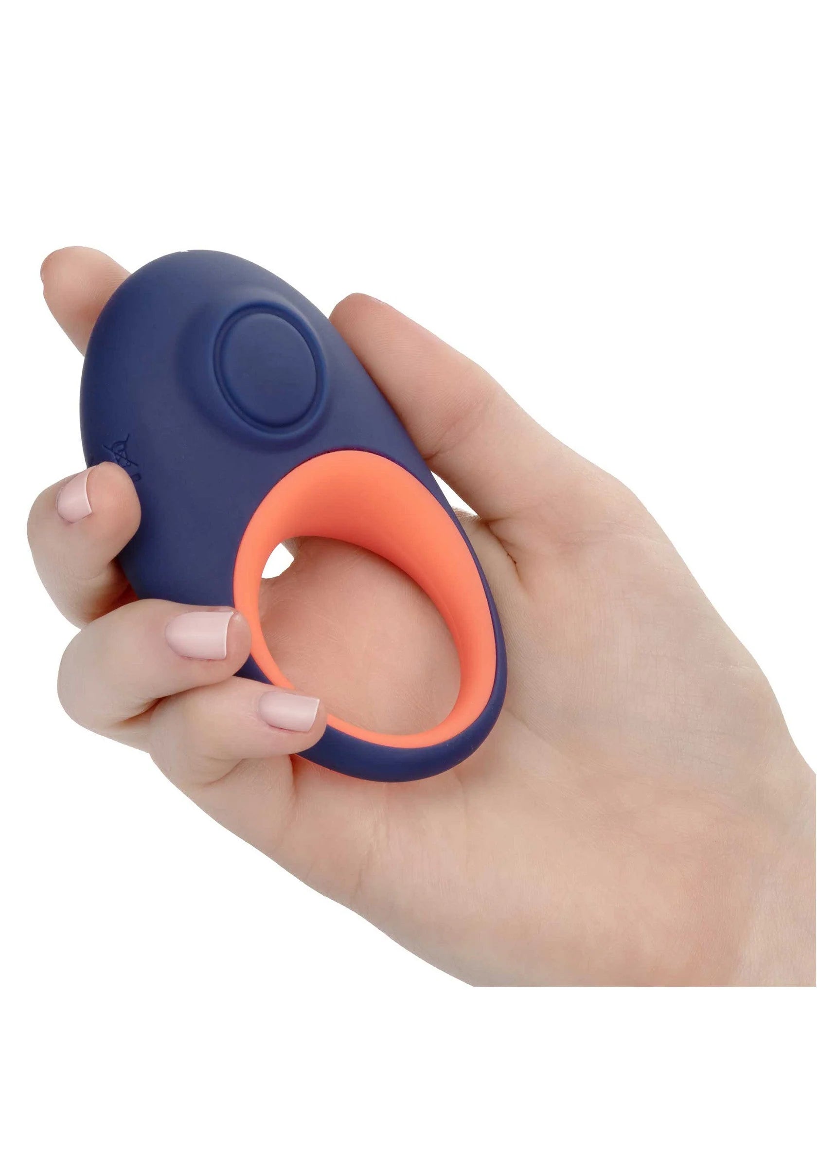 Blauwe vibrator-cockring met oranje ring en ovale knop, vastgehouden in hand