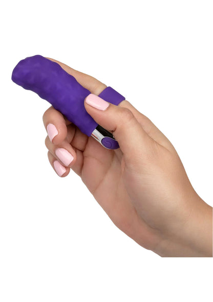 Vingerteaser in paarse silicone, gedragen met vibratieknop zichtbaar op de onderkant