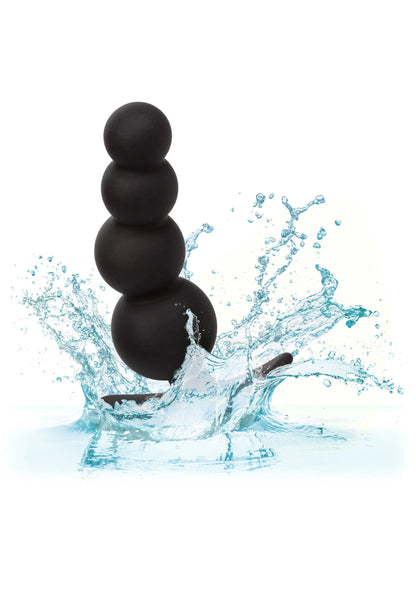 CalExotics beaded anale plug met drie zwarte bollen, staand in water-splash.