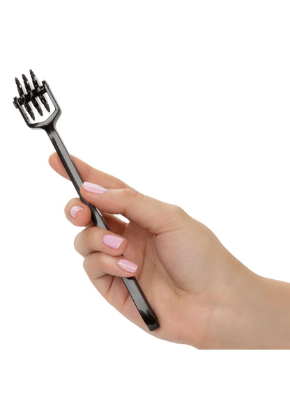 Zwart genotwiel met multi-prongs kop, vast in een hand.